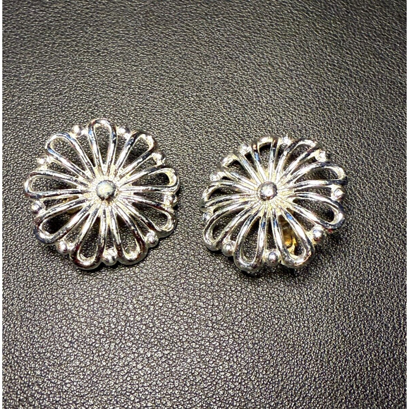 Vintage Silver Tone Daisy Style Flower Shaped Earrings Clip On 1960's Retro Boho - Picture 1 of 9